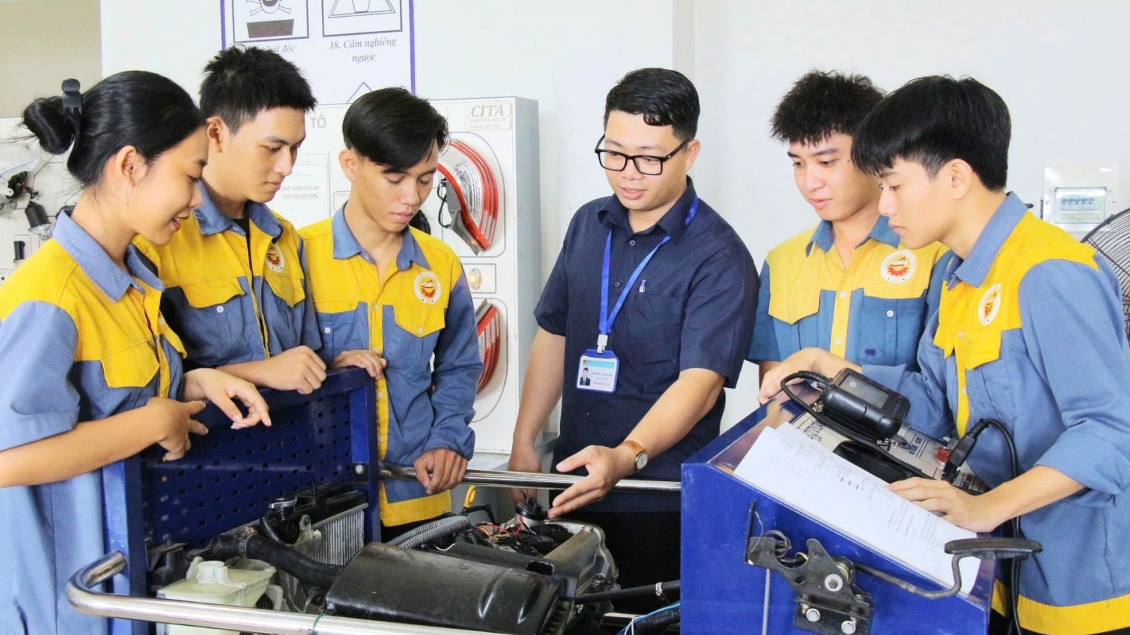 Ban hành Thông tư quy định tiêu chuẩn người dạy nghề