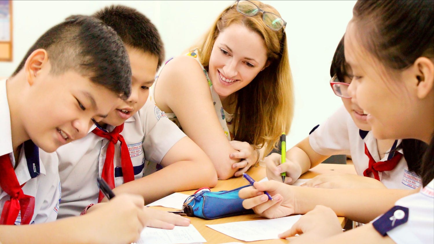 Đưa tiếng Anh trở thành ngôn ngữ thứ hai trong trường học: Góc nhìn từ người học và những gợi mở cho Việt Nam