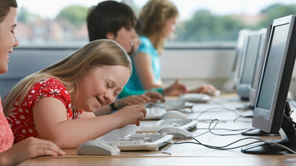 Công nghệ và giáo dục hòa nhập: Mở rộng khả năng tiếp cận, thúc đẩy công bằng giáo dục