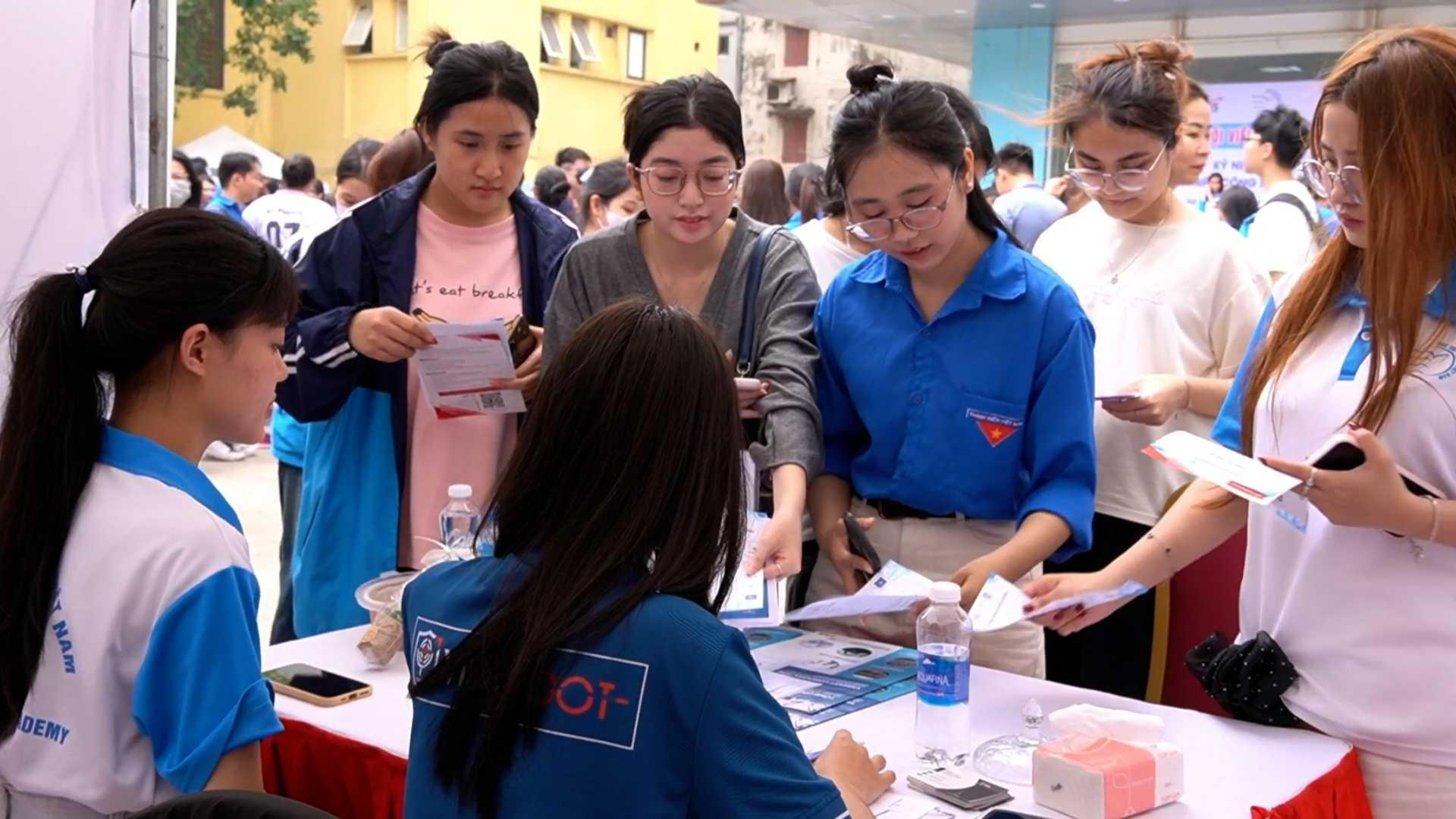 Người trẻ tốt nghiệp trước yêu cầu mới của thị trường lao động