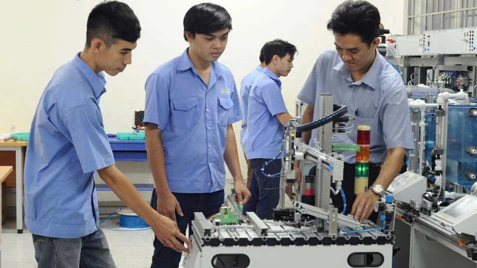 Bổ nhiệm, xếp lương đối với giáo viên trung học nghề theo chuẩn chức danh