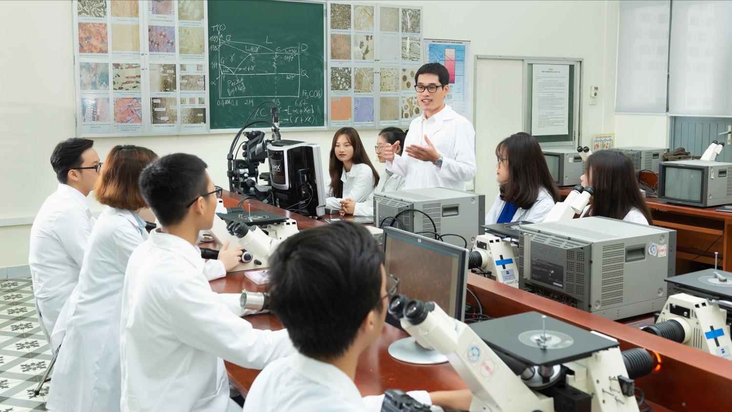 Xây dựng Quy chế tổ chức, hoạt động của cơ sở giáo dục đại học theo hướng tự chủ, minh bạch và trách nhiệm