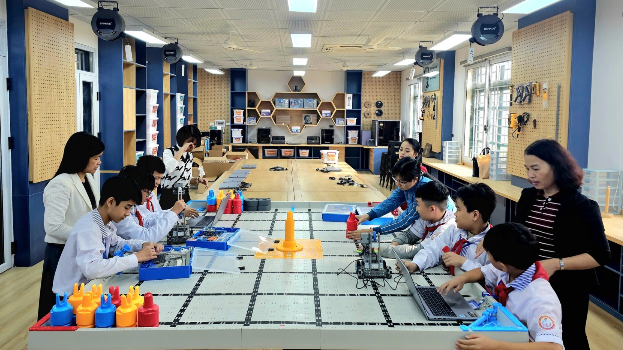 Không bắt buộc phòng STEM riêng, không mua sắm thiết bị đồng loạt