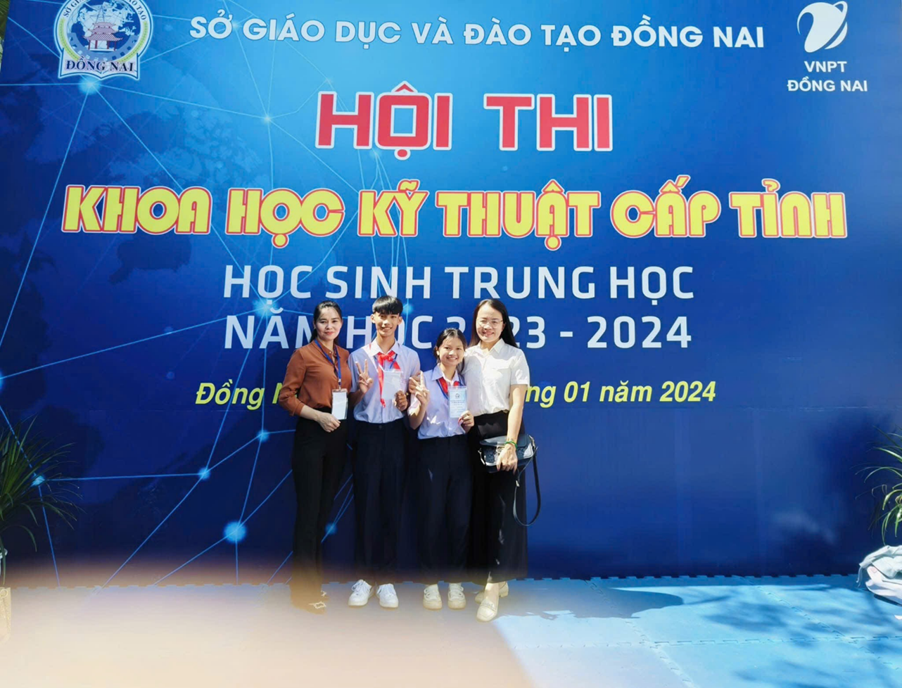 Tạp ch&iacute; gi&aacute;o dục
