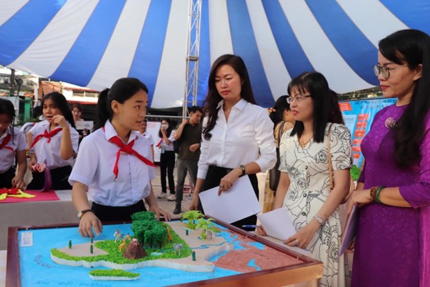 Tạp ch&iacute; gi&aacute;o dục