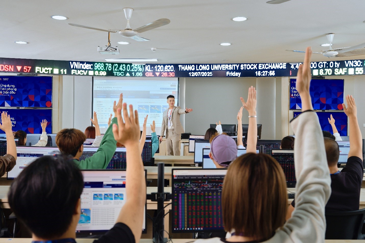 Tạp ch&iacute; gi&aacute;o dục