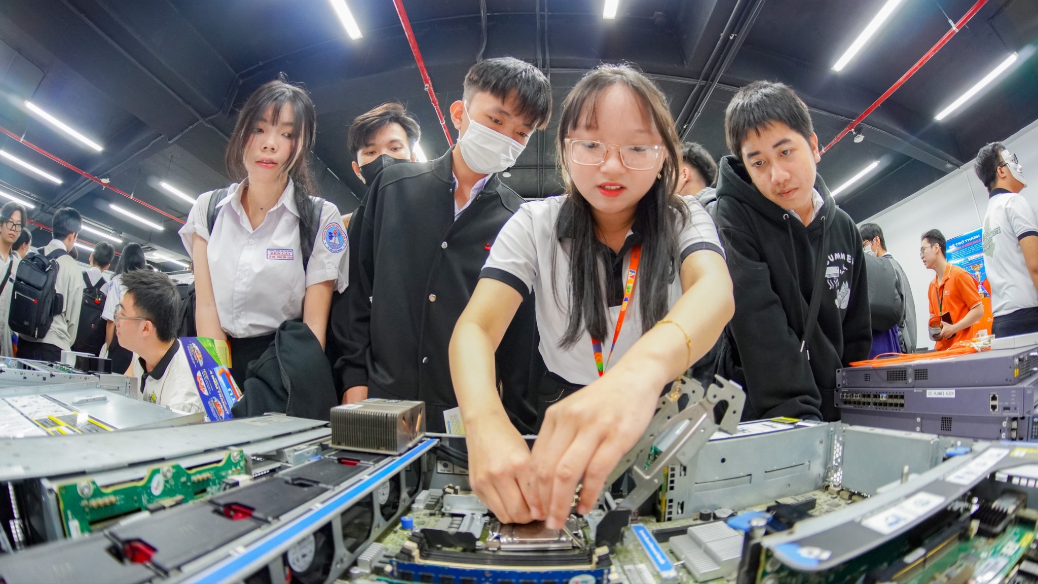 Cuộc đua nhân lực thời AI: Những chuyên ngành công nghệ đang được săn đón nhất