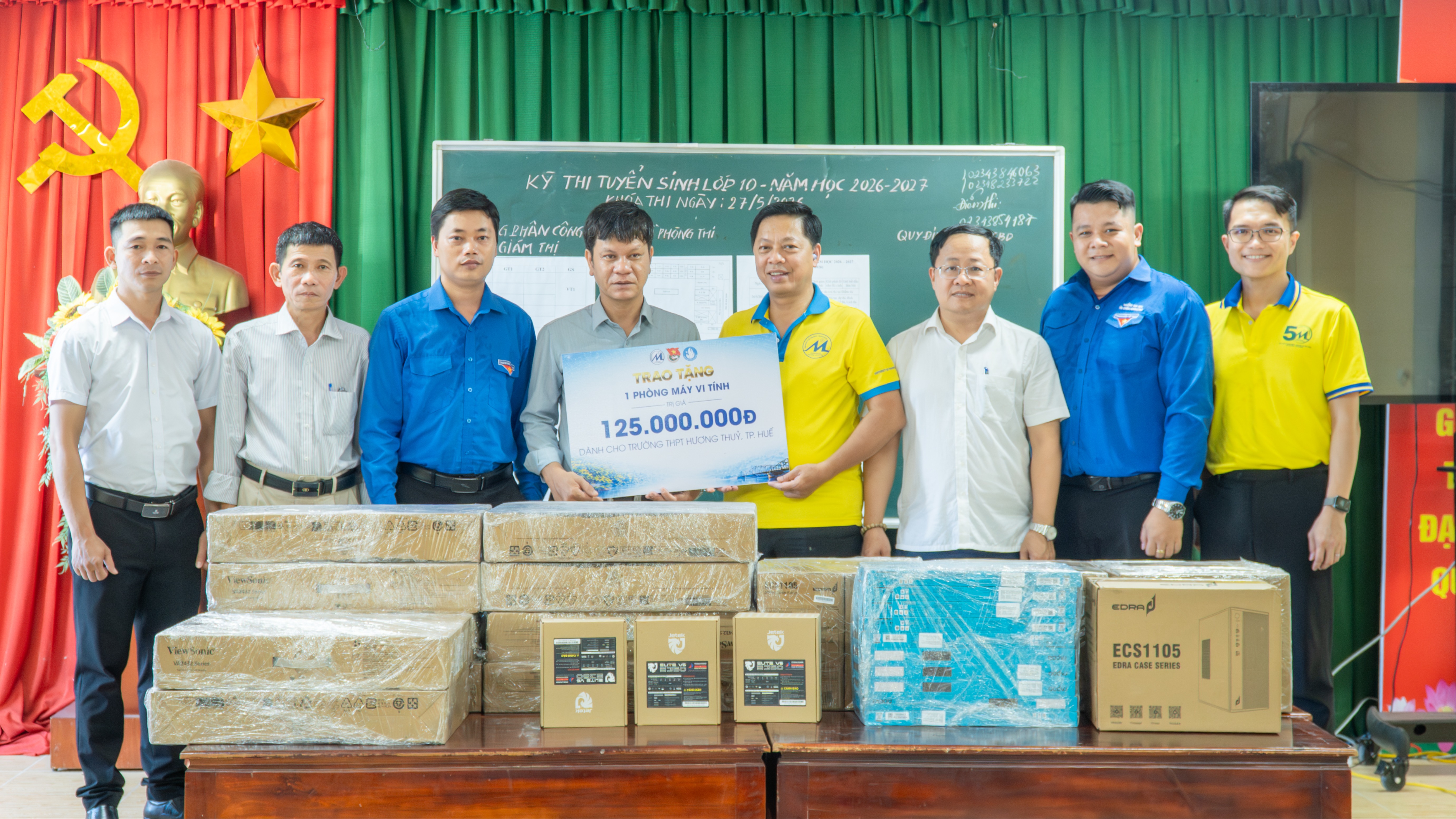 Trường Đại học Tài chính - Marketing trao tặng 2 phòng máy vi tính cho các trường THPT tại thành phố Huế