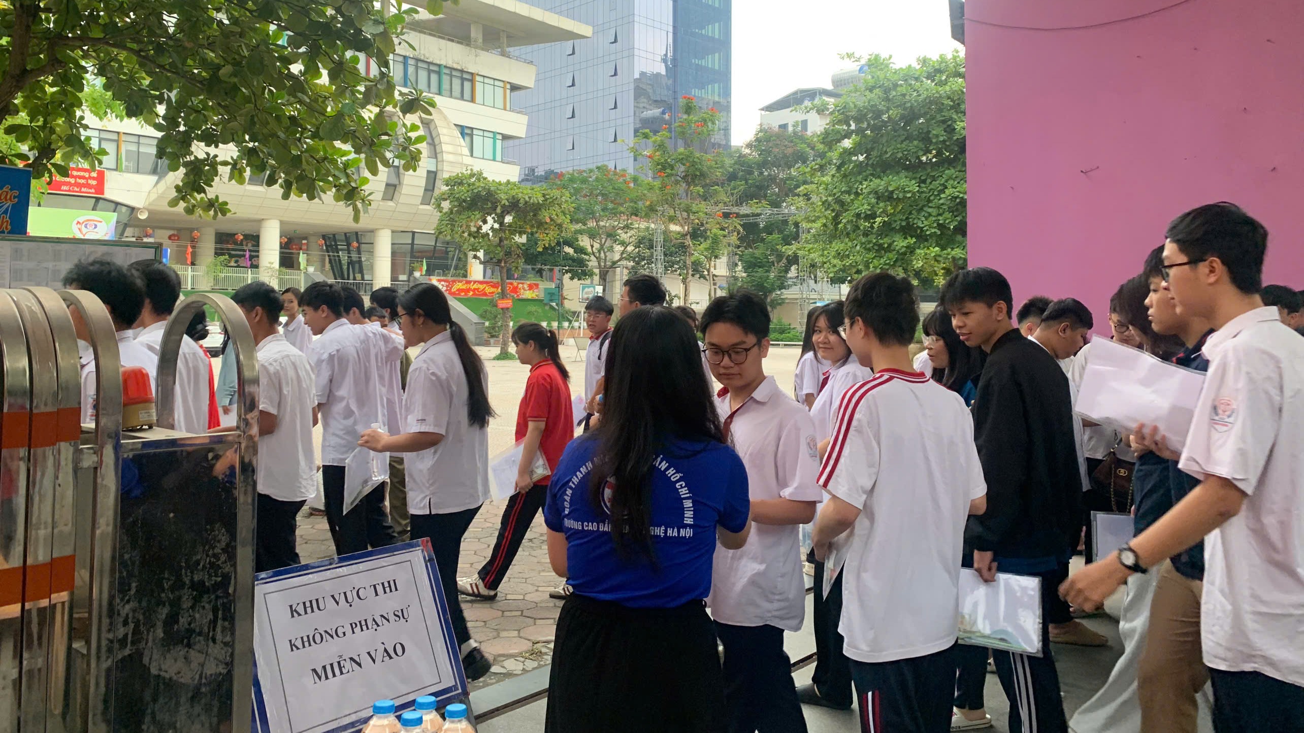 Sáng nay thí sinh bắt đầu làm bài thi môn Ngữ văn, mở đầu Kỳ thi tốt nghiệp THPT 2026