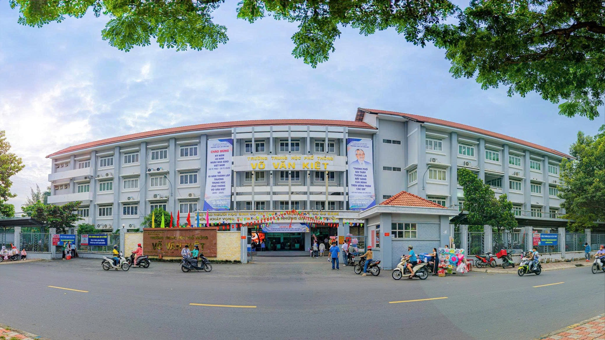 Đổi mới dạy học, phát triển phẩm chất và năng lực học sinh: Dấu ấn từ Trường THPT Võ Văn Kiệt -TP. Hồ Chí Minh